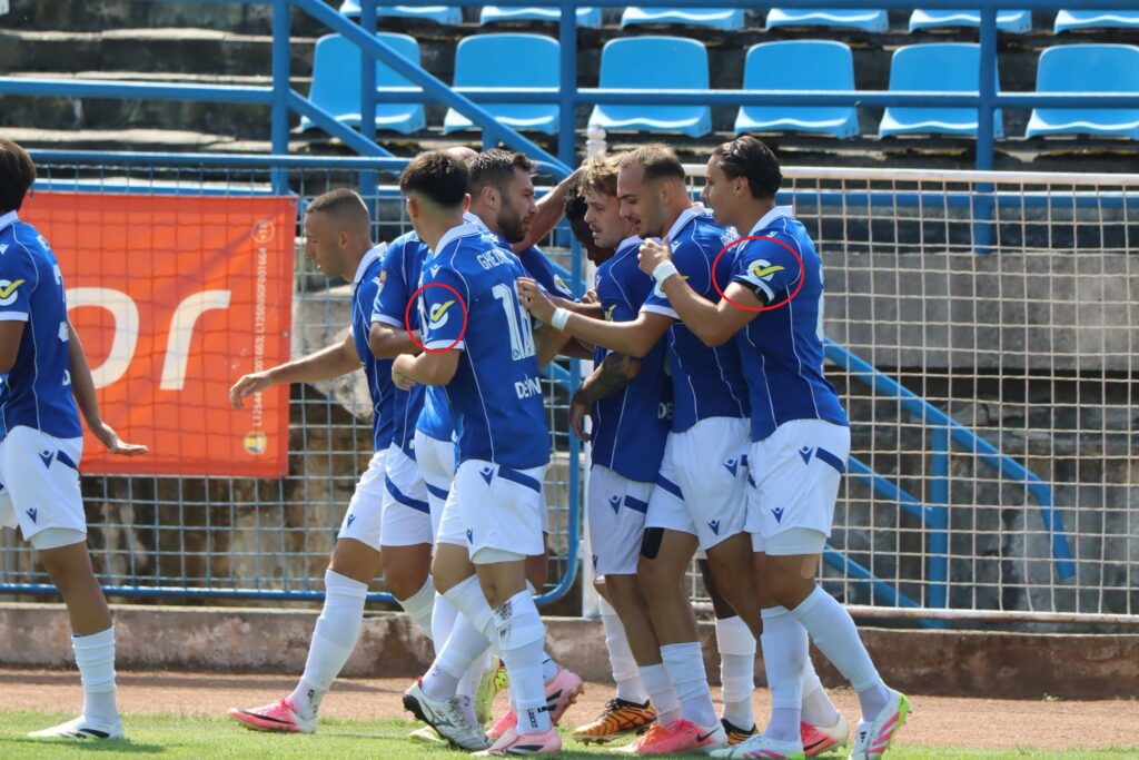 csm insemn electoral 5 - Jurnalul Olteniei – Știri din Craiova și Oltenia Blue soccer players celebrate together on the field, forming a huddle and high-fiving during a match break near the sideline.