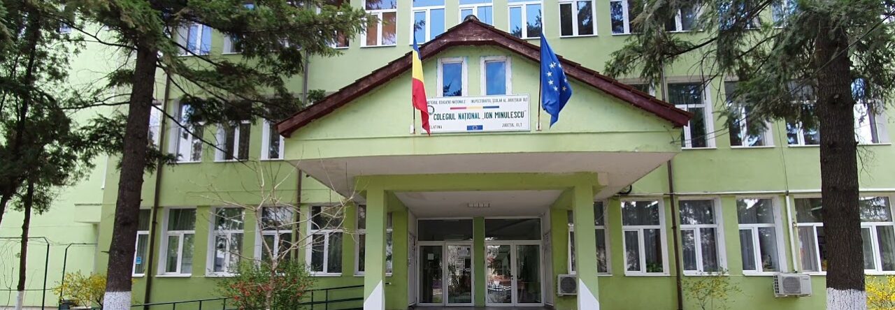 Green school building with a covered entrance, Romanian and EU flags on the roof, and a sign identifying Colegiul National Ion Minulescu above the entry.