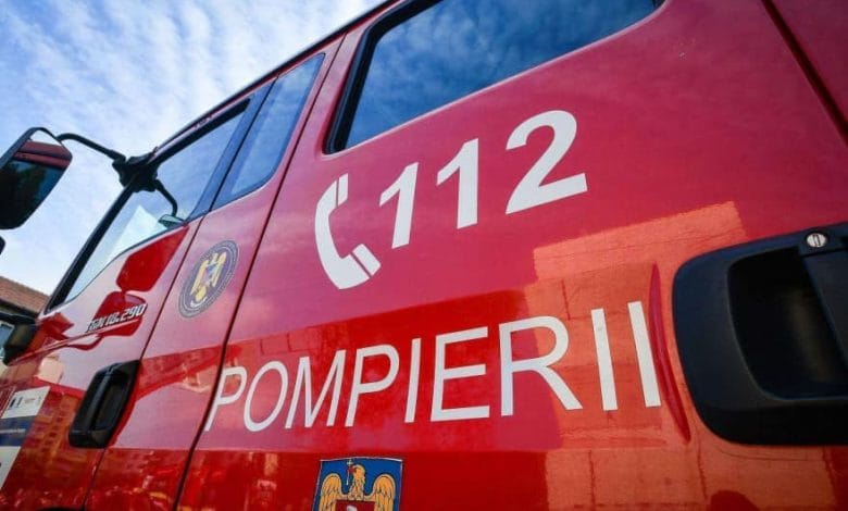 Red fire truck with the emergency number 112 and the word POMPIERII on its side, blue sky in the background.