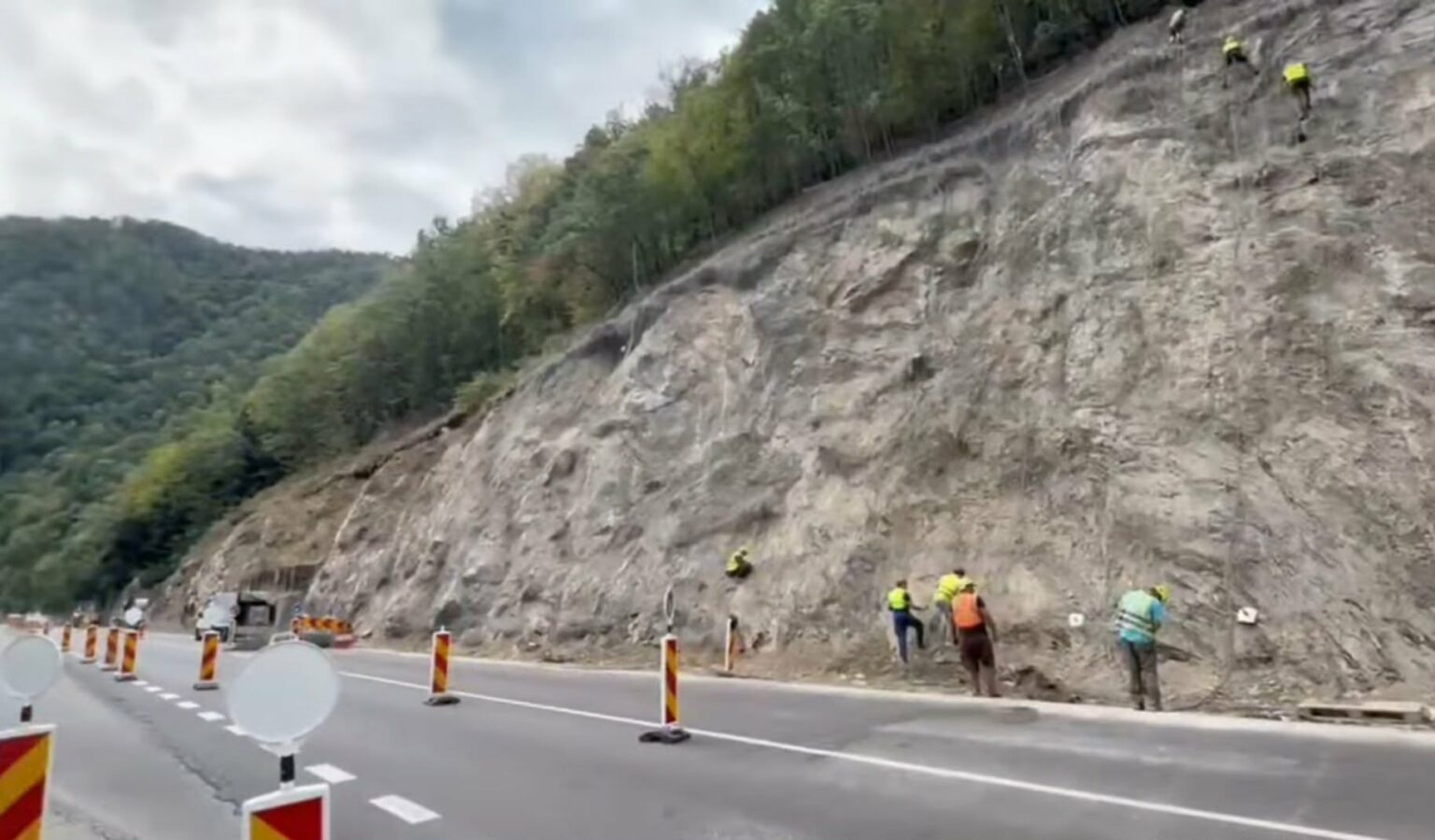 Lucrări pe Valea Oltului: Camioanele sunt interzise