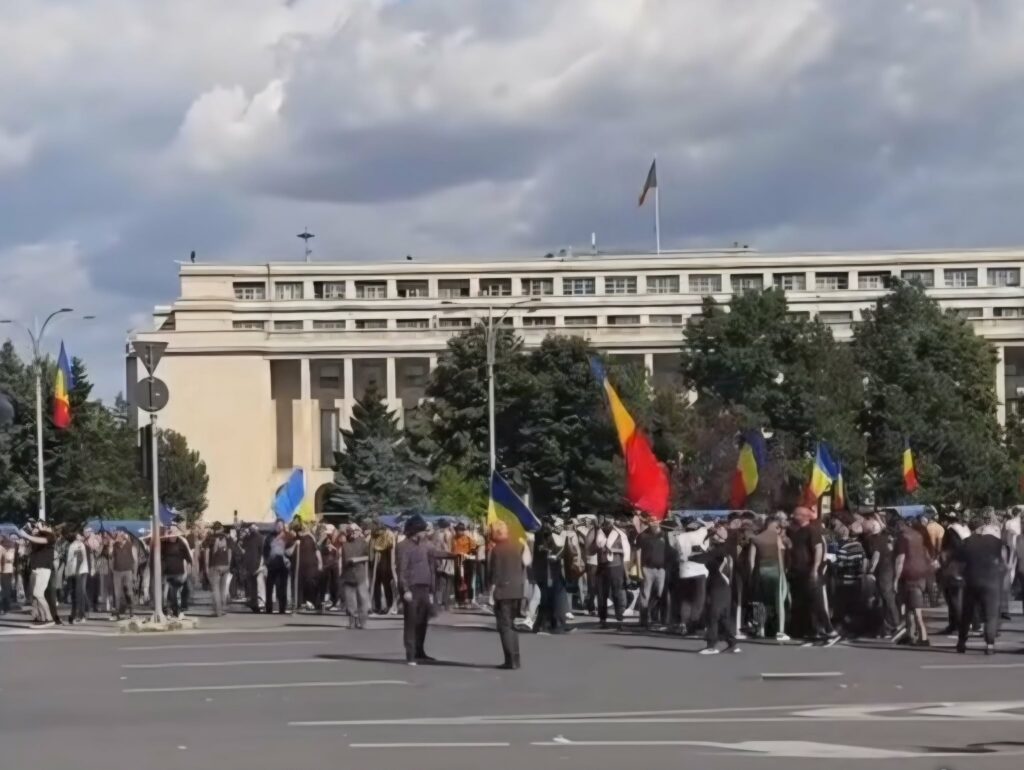Protestul ciobanilor a degenerat: confruntări la Guvern. Foto: Captură video