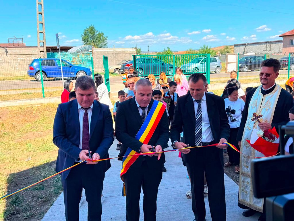 799249972_1969321583751969_7825012875145685745_n - Jurnalul Olteniei – Știri din Craiova și Oltenia Officials cut a red ribbon at a ceremony; the man in the center wears a blue-yellow-red sash and cuts with scissors.
