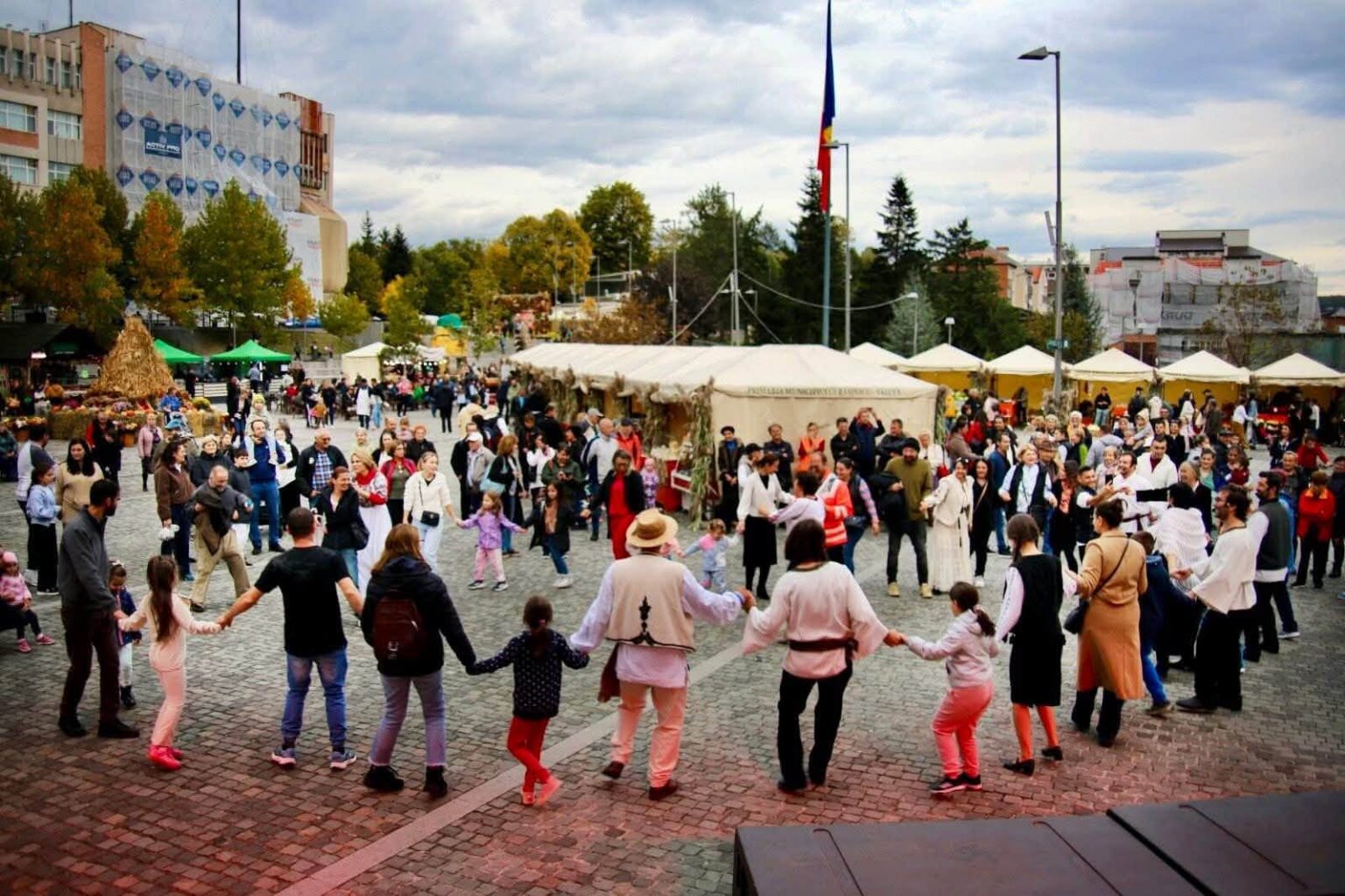 Începe o nouă ediție a Zilelor Recoltei sărbătoarea roadelor belșugului și hărniciei la Râmnicu Vâlcea - Jurnalul Olteniei – Știri din Craiova și Oltenia Începe o nouă ediție a Zilelor Recoltei – sărbătoarea roadelor, belșugului și hărniciei, la Râmnicu Vâlcea