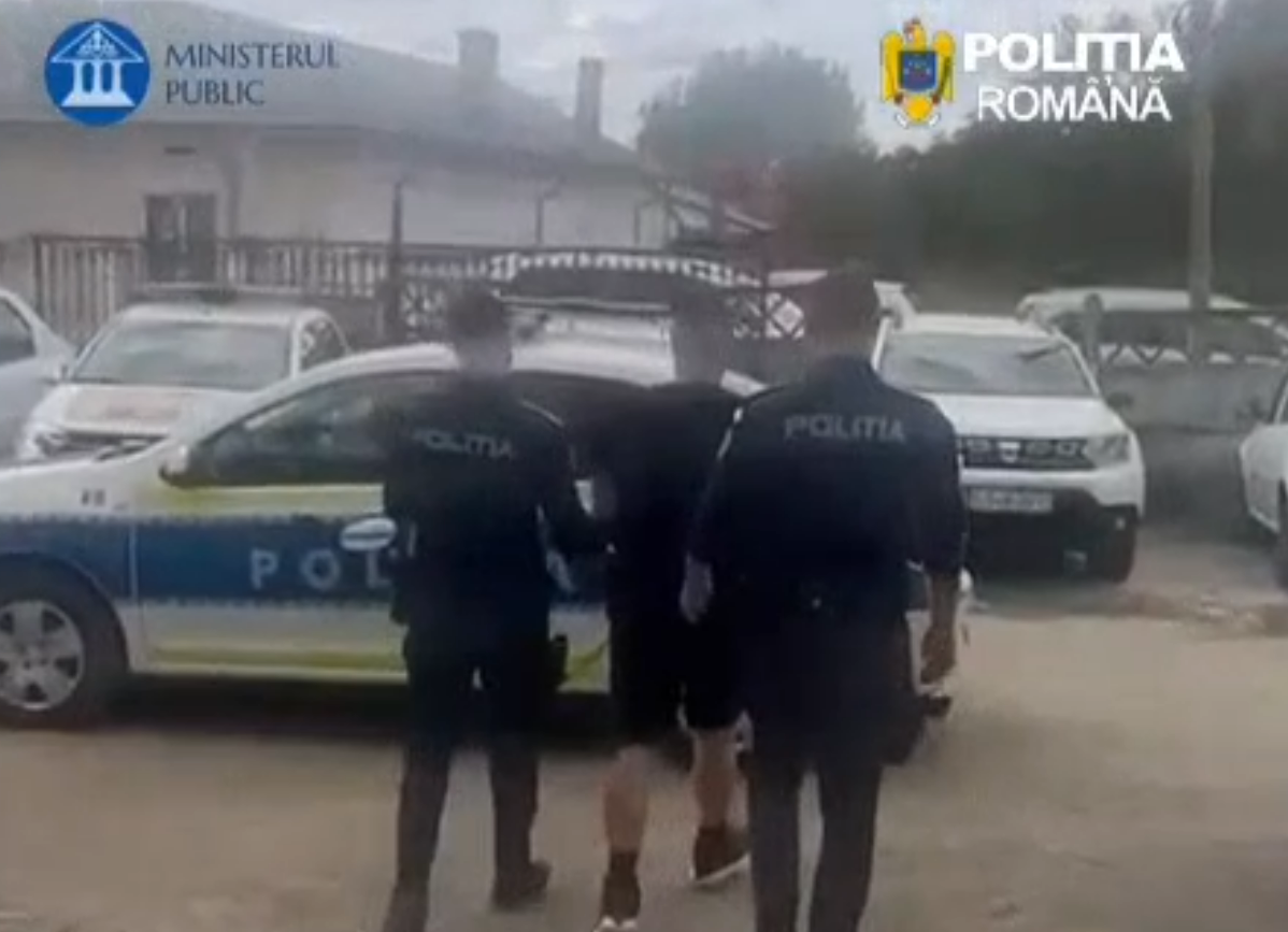Screenshot 2026-09-24 122227 - Jurnalul Olteniei – Știri din Craiova și Oltenia Three Romanian police officers in dark uniforms walk beside a marked police car in a parking area (police operation scene).