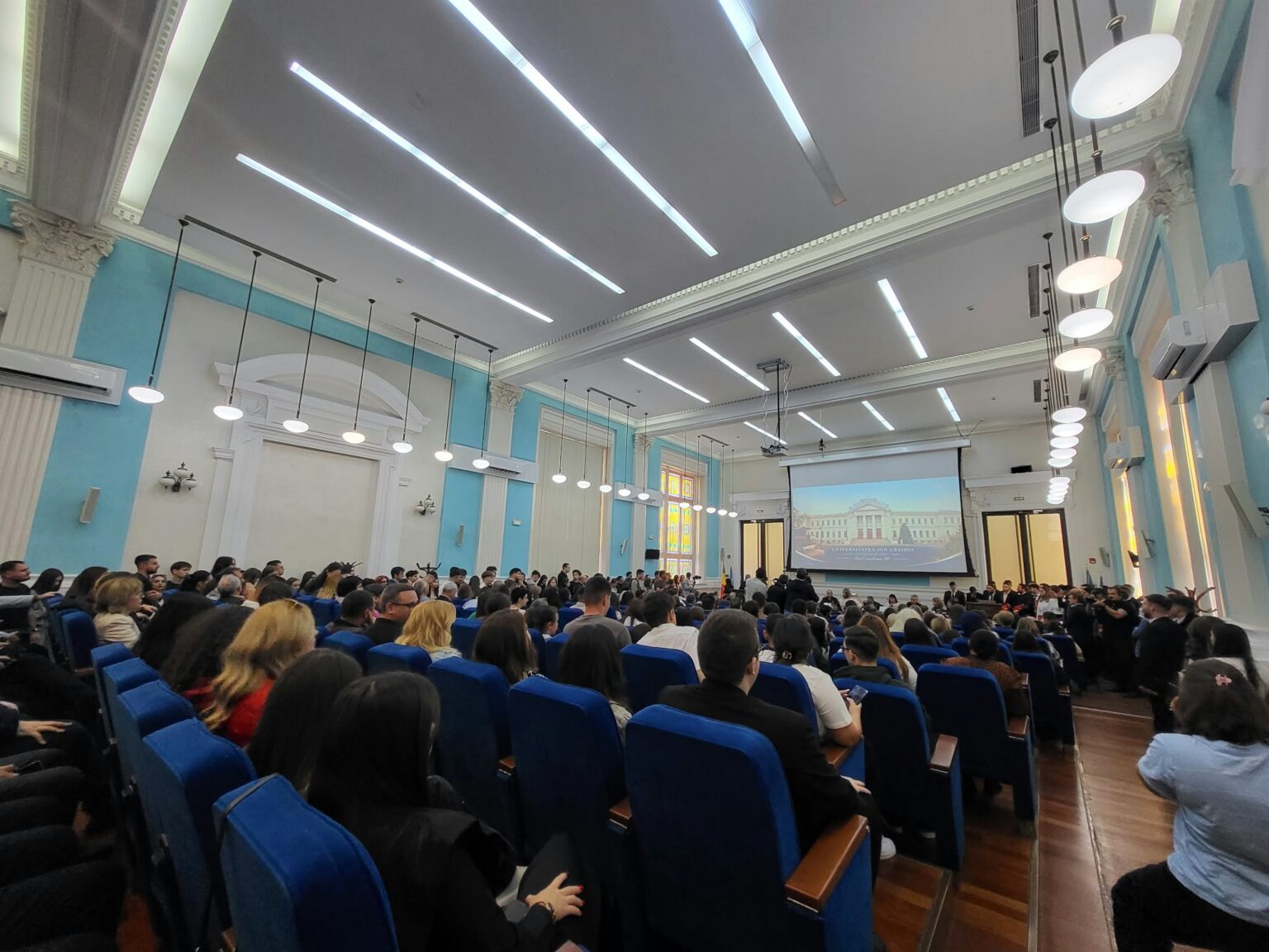 Universitatea din Craiova a început anul universitar 20262027 opt decenii de tradiție și educație