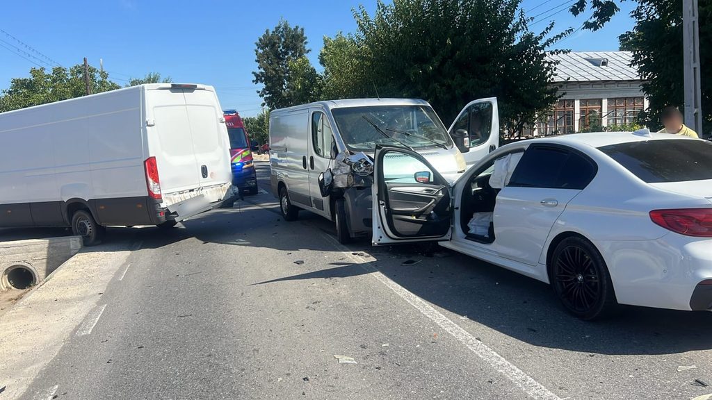 Accident cu trei mașini în Brebeni: O victima la spital