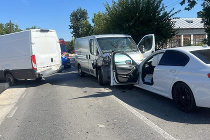 Accident cu trei mașini în Brebeni: O victima la spital