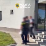 Adolescent reținut după ce a furat și condus o mașină
