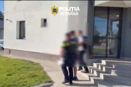 Adolescent reținut după ce a furat și condus o mașină