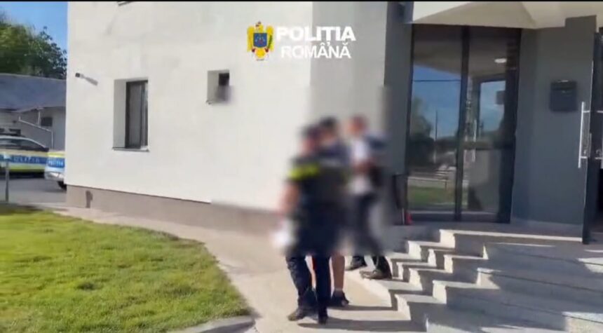 Adolescent reținut după ce a furat și condus o mașină