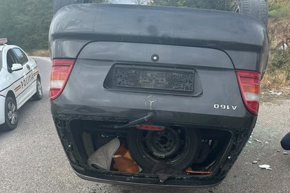 Accident la ieșirea din Vânju Mare: mașină răsturnată