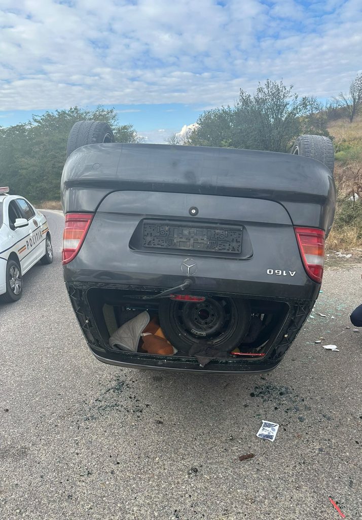 Accident la ieșirea din Vânju Mare: mașină răsturnată