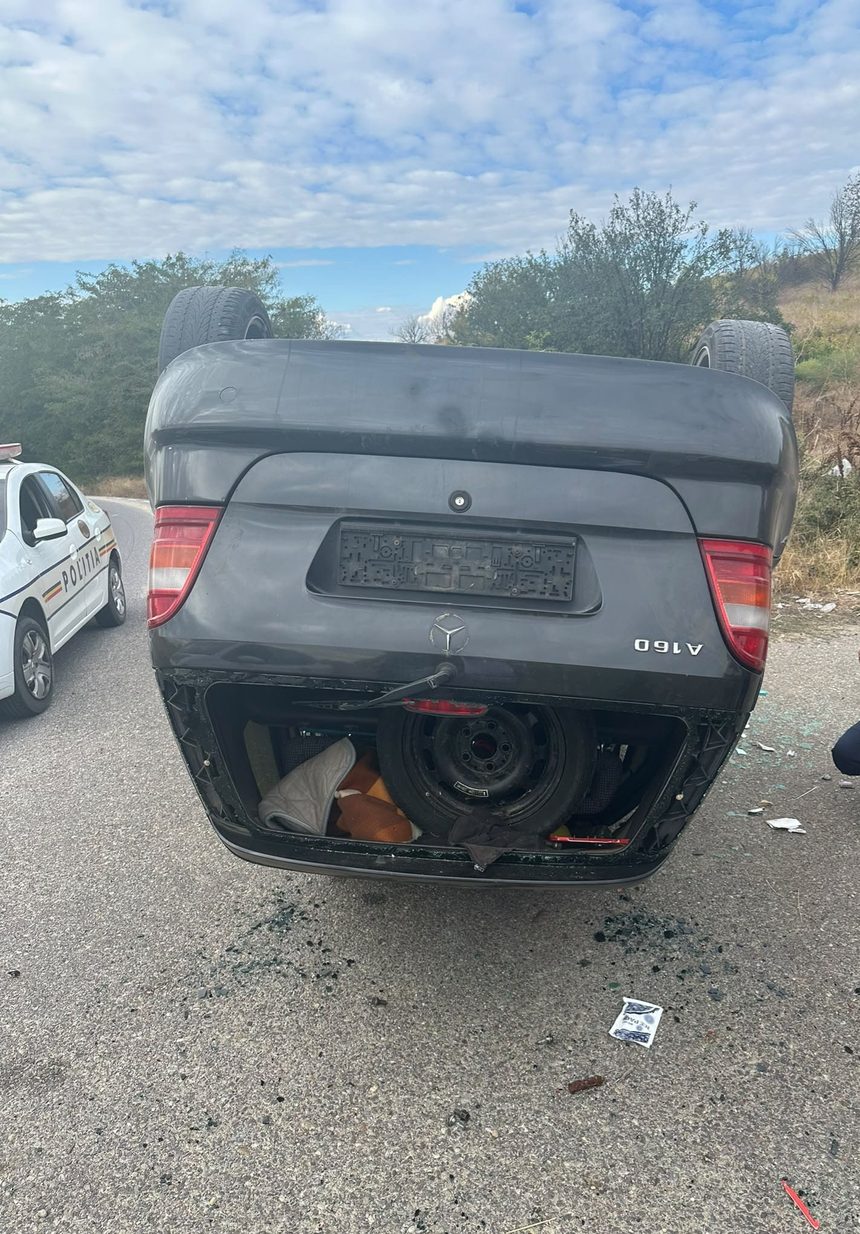 Accident la ieșirea din Vânju Mare: mașină răsturnată