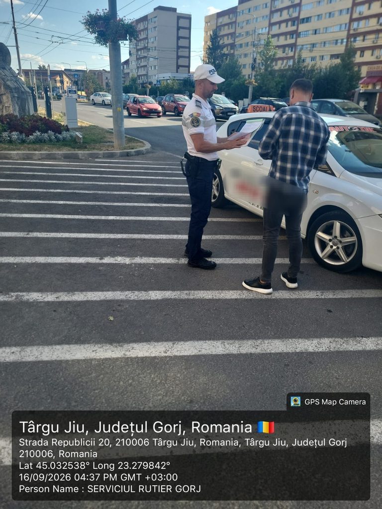WhatsApp Image 2026-09-17 at 100738 1 - Jurnalul Olteniei – Știri din Craiova și Oltenia Policeman in a white uniform shows documents to a man beside a white car at a crosswalk in a city street.