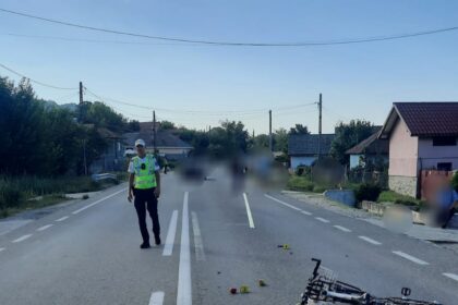 Accident între un autoturism și un biciclist, la Plopșoru