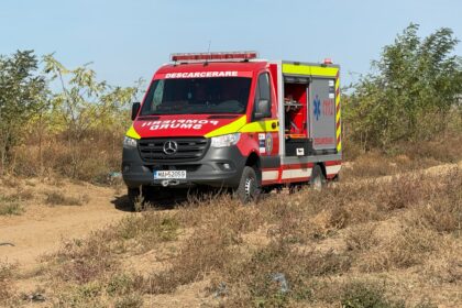Misiune emoționantă în Dolj: Câine salvat din fântână