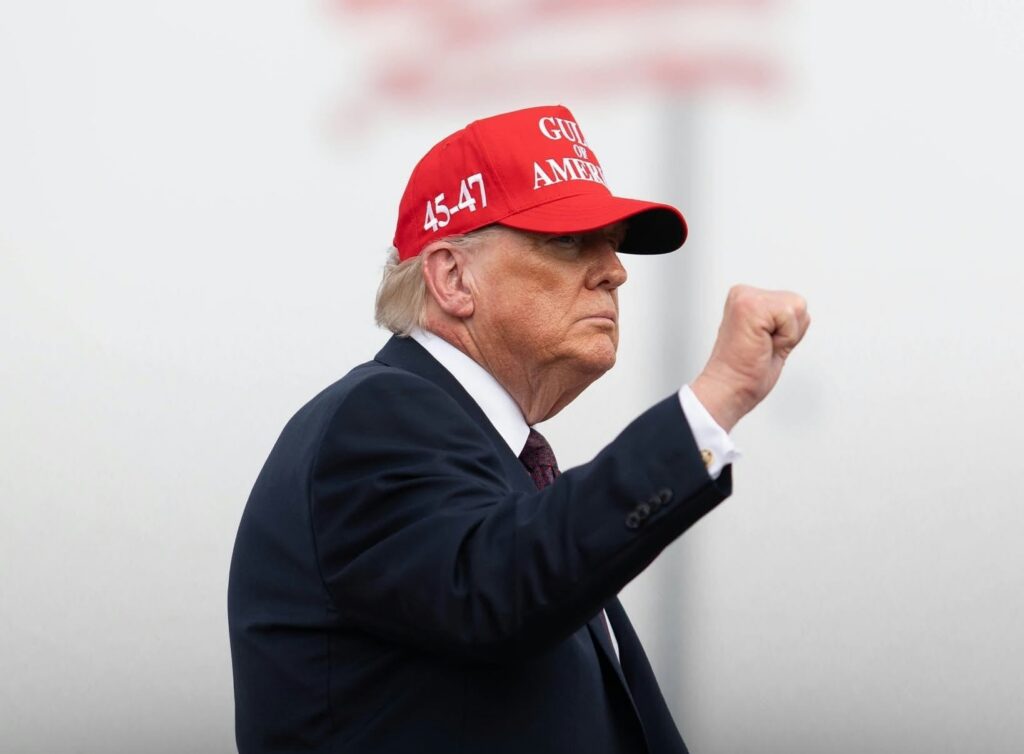 Popularitatea lui Trump scade la un minim istoric de 31%. Foto: Facebook/ The White House﻿