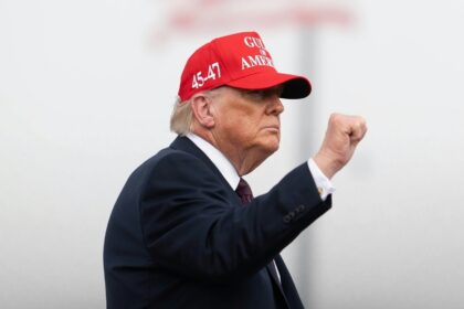 Popularitatea lui Trump scade la un minim istoric de 31%. Foto: Facebook/ The White House﻿