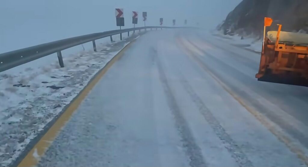 DRDP Craiova: Transalpina a fost închisă din cauza ninsorii. Foto: captură video - Jurnalul Olteniei – Știri din Craiova și Oltenia DRDP Craiova: Transalpina a fost închisă din cauza ninsorii. Foto: captură video