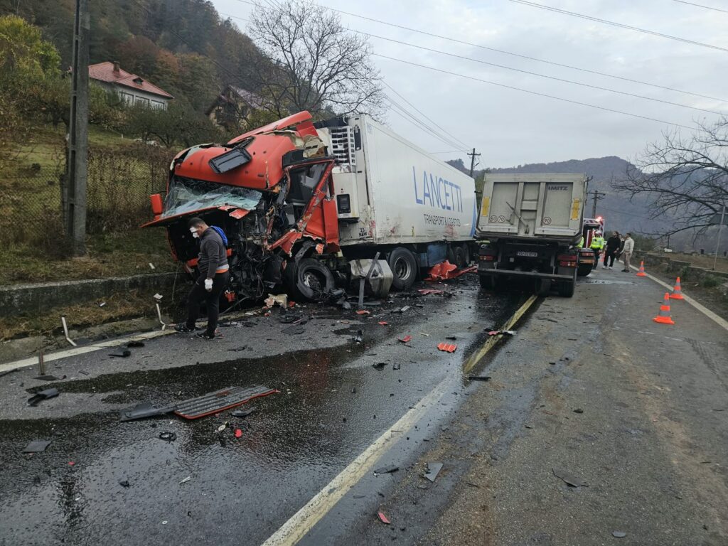 Accident pe Valea Oltului: Trafic oprit și intervenție de urgență - Jurnalul Olteniei – Știri din Craiova și Oltenia Accident pe Valea Oltului: Trafic oprit și intervenție de urgență