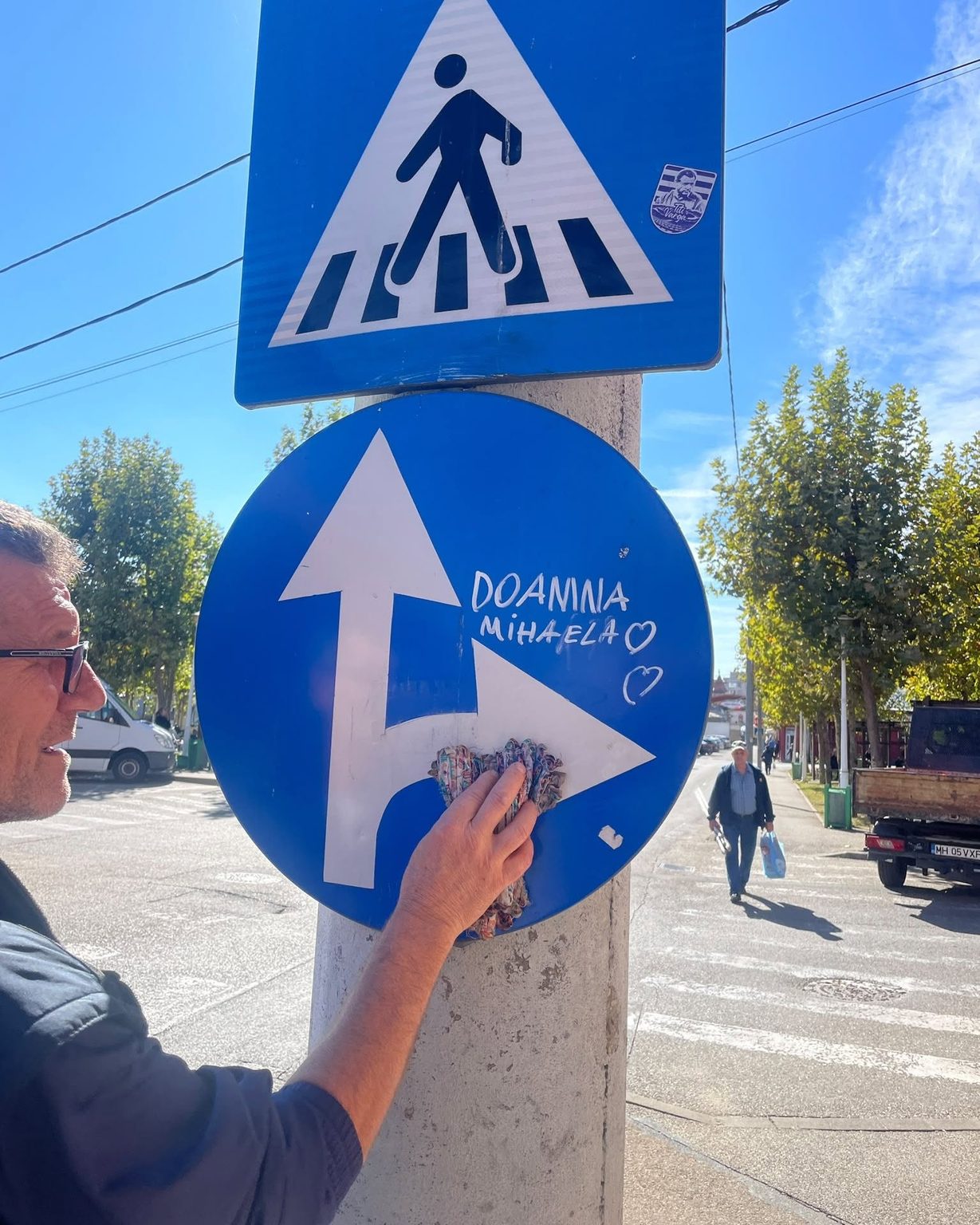 Severin: Mesaj de dragoste pe un indicator rutier