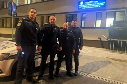 Intervenție ca în filme la Târgu Jiu: polițiștii au spart ușa unui apartament și au salvat o femeie
