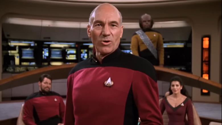 - Jurnalul Olteniei – Știri din Craiova și Oltenia Bald man in a red Starfleet uniform speaks to the camera on a sci‑fi starship bridge, with two crew members in the background.