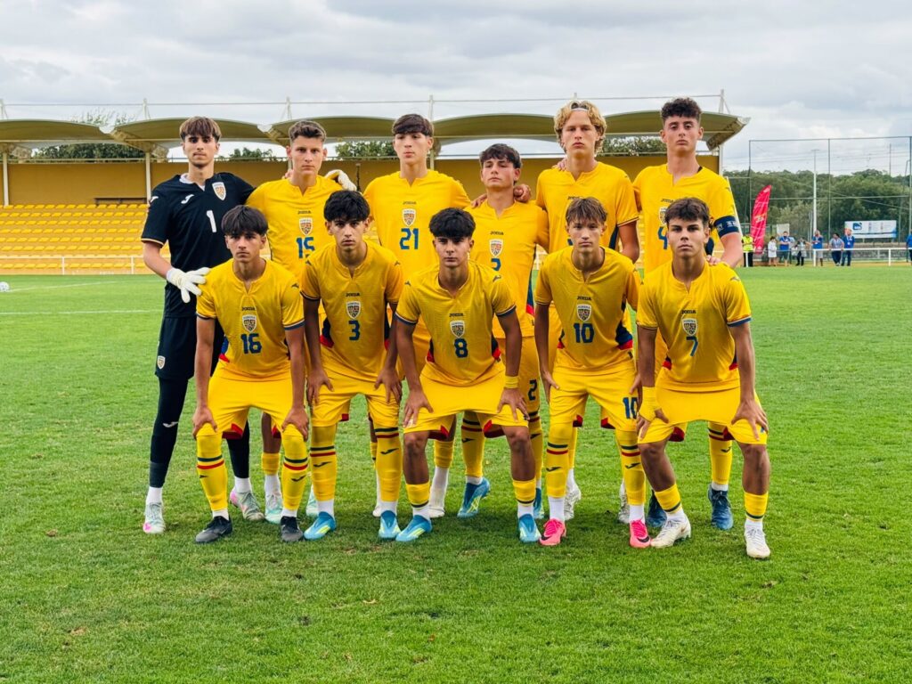 Remiză pentru naționala U16 în meciul cu Turcia la Turneul celor 4 Națiuni din Portugalia - Jurnalul Olteniei – Știri din Craiova și Oltenia Youth soccer team in yellow uniforms posing for a group photo on a grassy field, with a goalkeeper in black on the left.