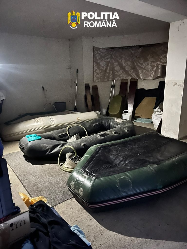 WhatsApp Image 2026-10-01 at 101616 1 - Jurnalul Olteniei – Știri din Craiova și Oltenia Cluttered basement storage with deflated inflatable boats, pumps, and paddles against a wall; Romanian Police watermark at top center.