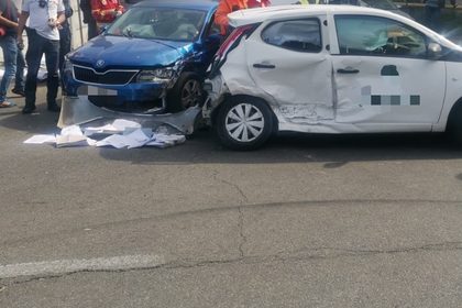 Accident în Craiova: 3 mașini lovite și 2 oameni la spital