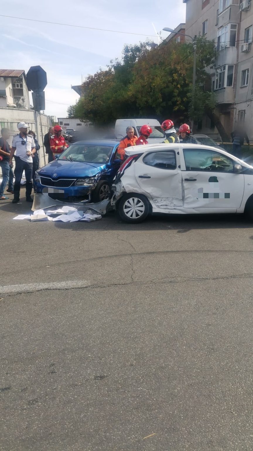 Accident în Craiova: 3 mașini lovite și 2 oameni la spital