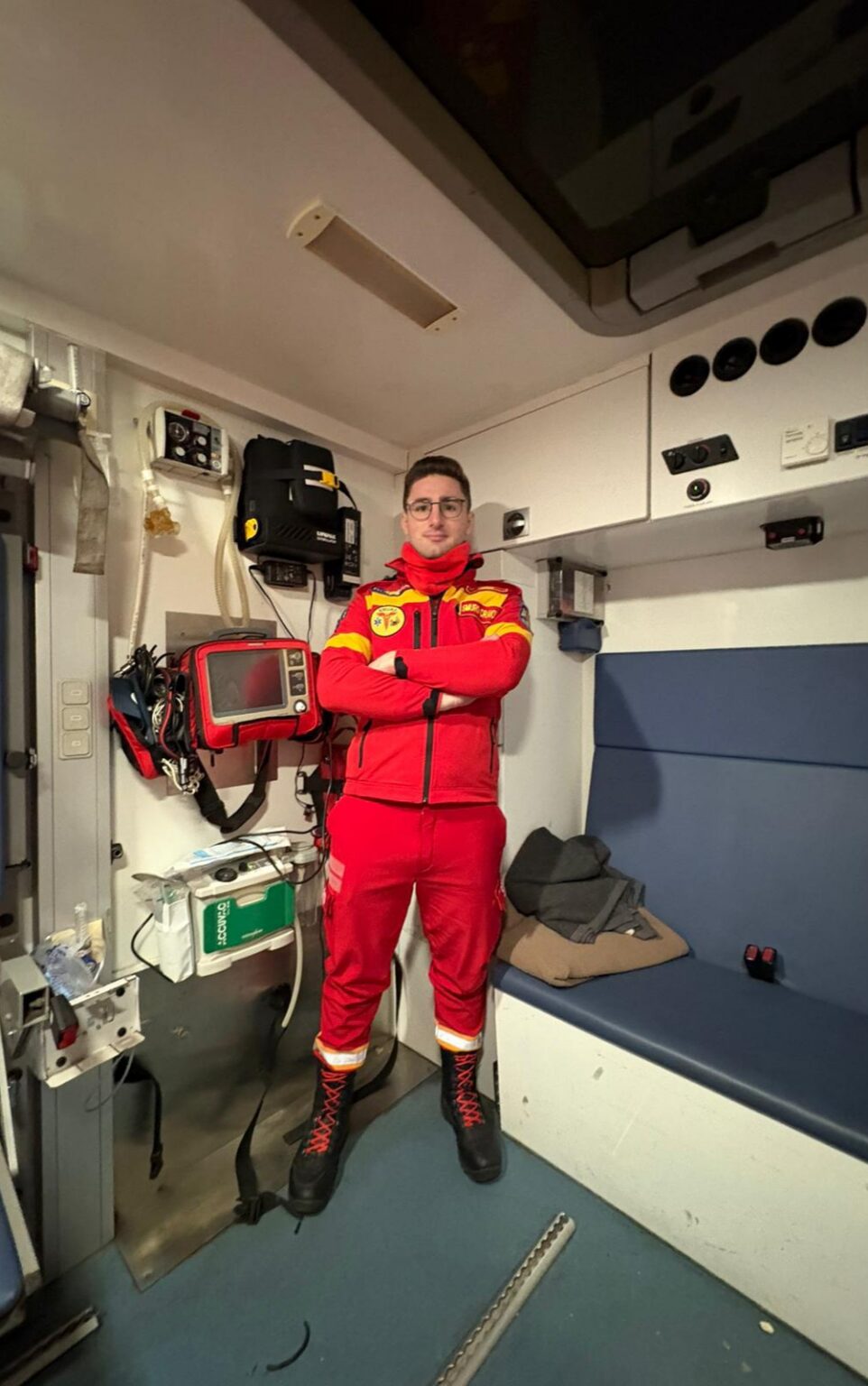 Povestea din spatele uniformei: Răzvan, voluntar SMURD: „Făcând din plăcere, nu simți oboseala”