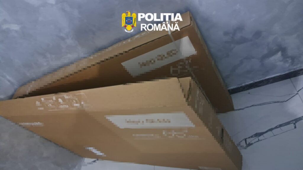 Two brown cardboard boxes stacked on a blue-tiled floor with blurred shipping labels; police watermark 'Politia Romana' in the corner.