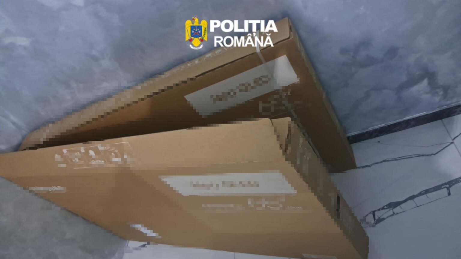 Two brown cardboard boxes stacked on a blue-tiled floor with blurred shipping labels; police watermark 'Politia Romana' in the corner.