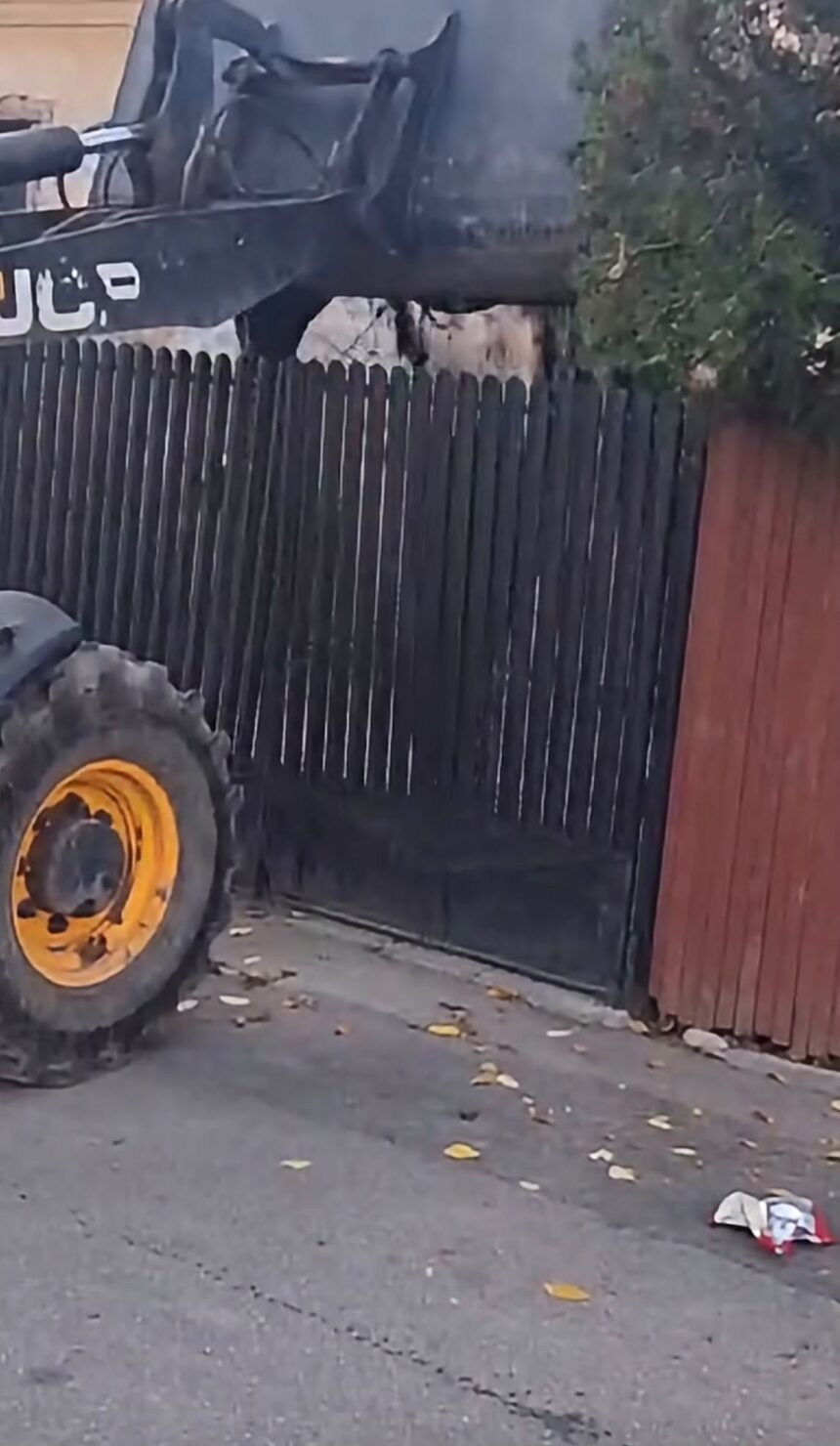 A aruncat gunoiul pe câmp și s-a trezit cu el în curte