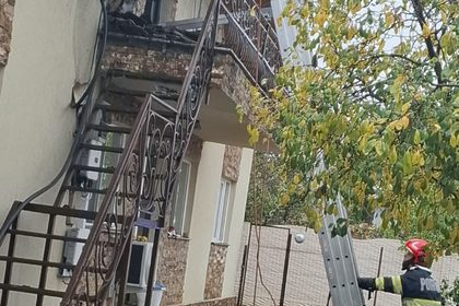 Incendiu la o casă din Malu Mare: A ars acoperișul