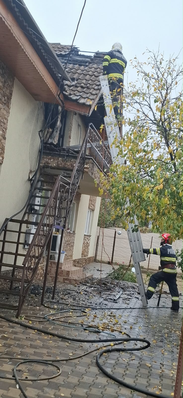 Incendiu la o casă din Malu Mare: A ars acoperișul