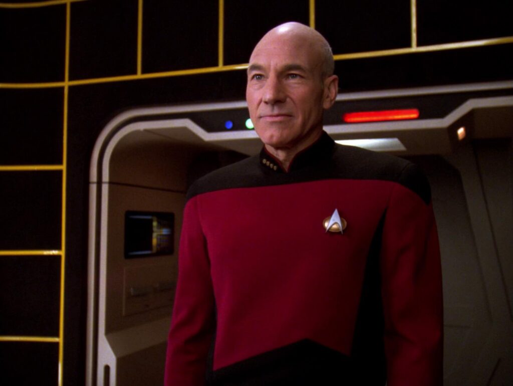 - Jurnalul Olteniei – Știri din Craiova și Oltenia Starfleet captain in a red and black uniform standing in a sci‑fi ship corridor with a curved doorway behind him.