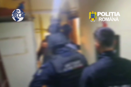 Blurred hallway scene with two Romanian police officers walking ahead; Politia Română and PICOT logos appear in the corners.